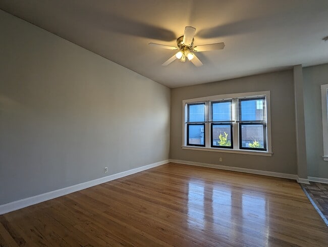 Building Photo - 2234 W Wilson Ave