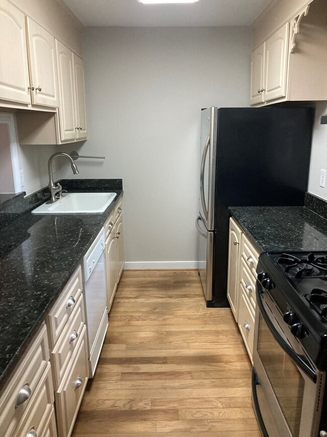 Kitchen w/Granite Counters - 11775 N Briar Patch Dr