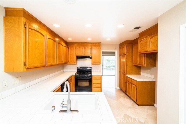 Foto del edificio - 25 Parkman Rd E