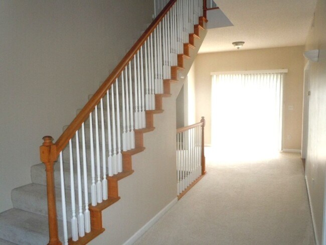 Foto del edificio - Three Bedroom Executive Home with 2.5 Bath...