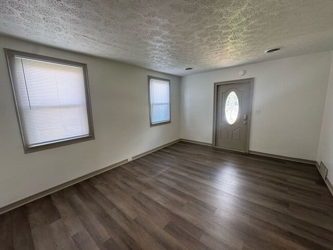 Building Photo - Updated 2BR Home in Kingsport For Rent - Detached 2 Car Garage