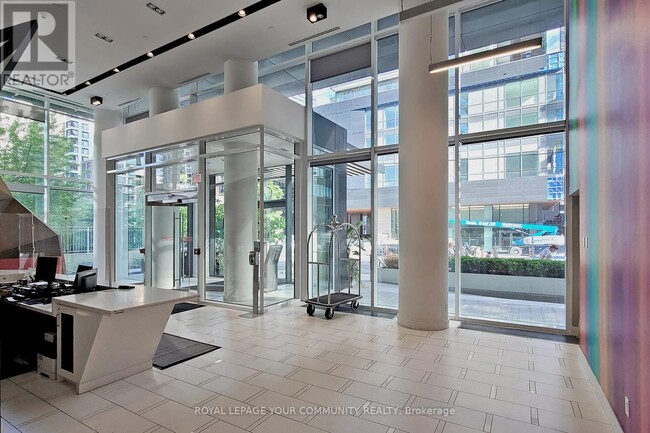 Building Photo - 30-1430 Roehampton Ave
