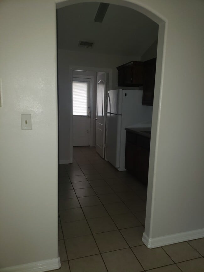 Building Photo - 2500 Tahiti Dr