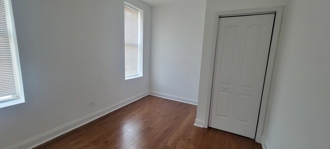 Building Photo - 930 W Belmont Ave