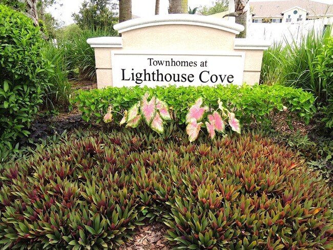 Building Photo - 3 bedroom 2.5 bathroom townhome in highly ...