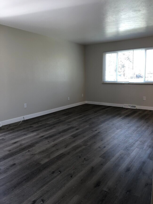 Building Photo - 2412 Mapleton Ave