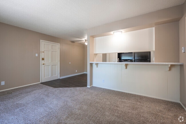 1BR, 1BA - 640SF - Living Room - North Park Apartments