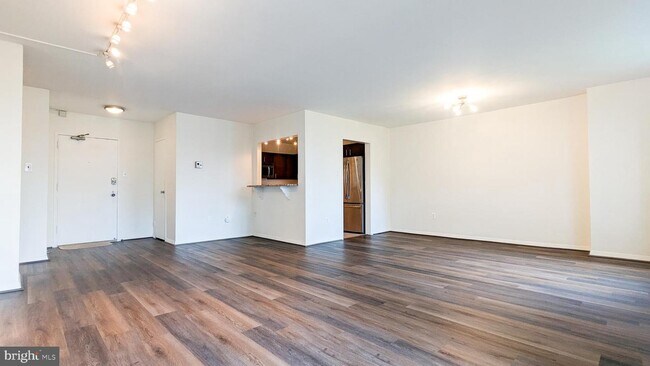 Foto del edificio - 3001 Veazey Terrace NW