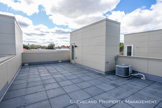Building Photo - A Stunning Must See 1 bed 2.5 Brownstone