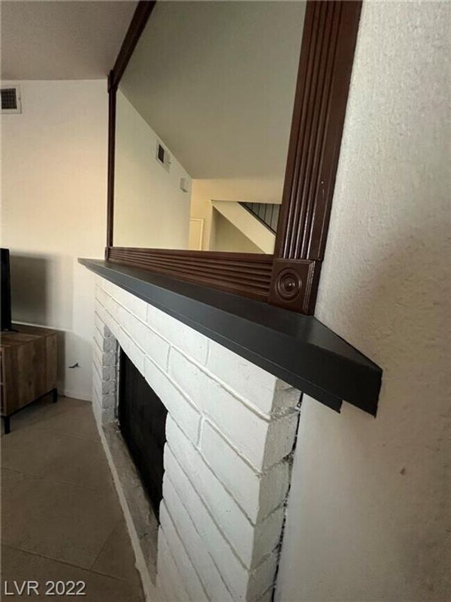 Foto del edificio - Immaculate two bedroom, two story town hom...