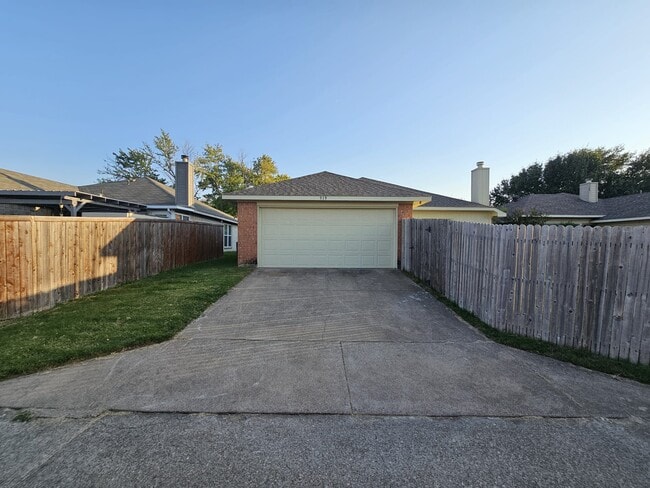 Building Photo - 919 Crestwood Dr