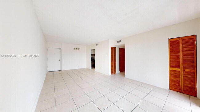 Foto del edificio - 2345 NE 135th St