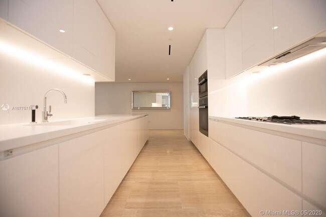 Building Photo - 9001 Collins Ave