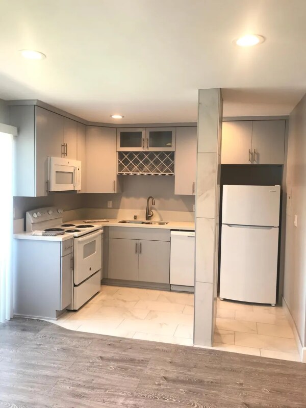 Foto principal - 2414 S Barrington Ave