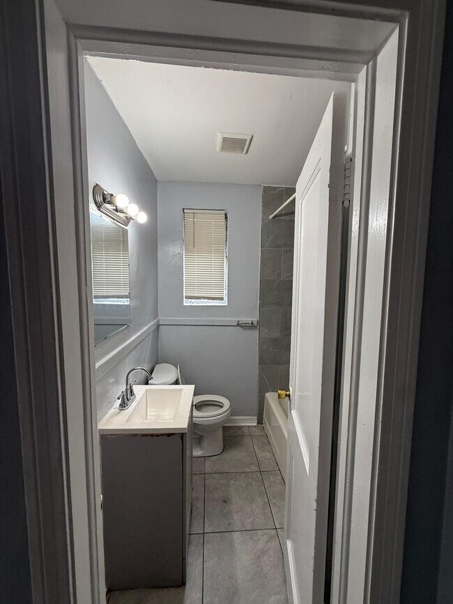 Foto del edificio - 1046/1048 W 8th St.- Duplex