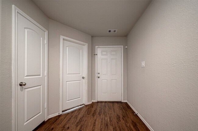 Foto del edificio - 14004 Lake Cres Dr