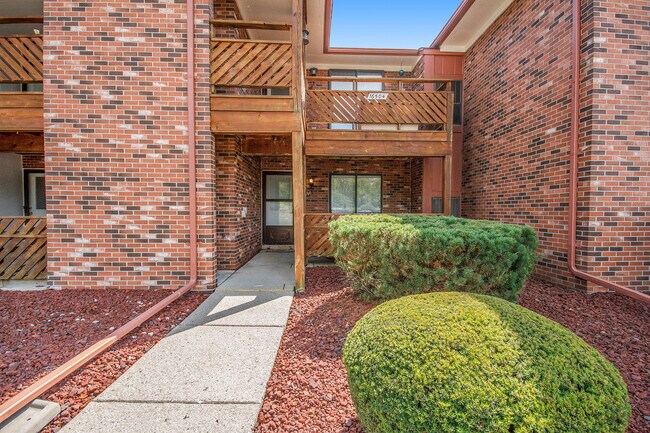 Foto del edificio - 16490 Clarkson Dr