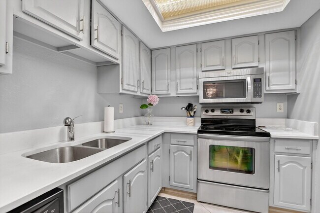 Foto del edificio - 7738 Lakeside Blvd