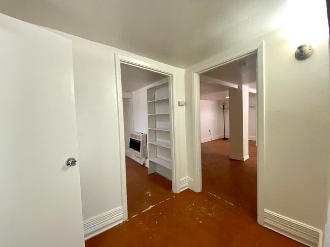 Foto del edificio - Unique Basement Unit in a Triplex- 309 E. 32nd- Available for July!