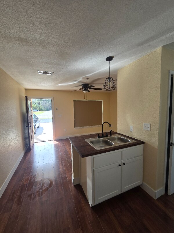 Building Photo - 2015 E Canal St