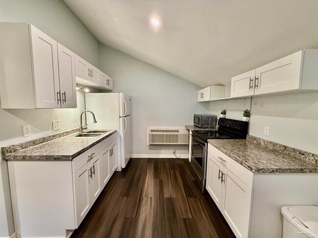 Building Photo - 2624 W De Soto St