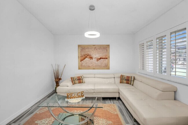 Foto del edificio - 909 NW 135th Ct