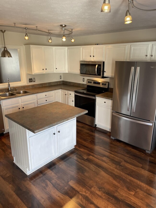 Building Photo - 713 Wyndhurst Dr