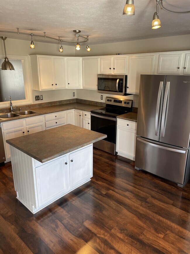 Foto del edificio - 713 Wyndhurst Dr