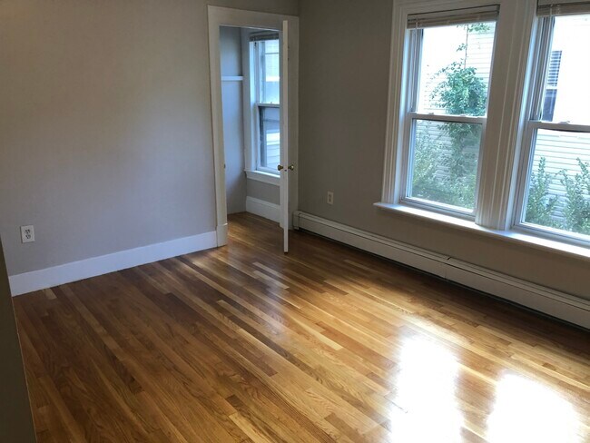 Foto del edificio - 9 Oak Square Ave