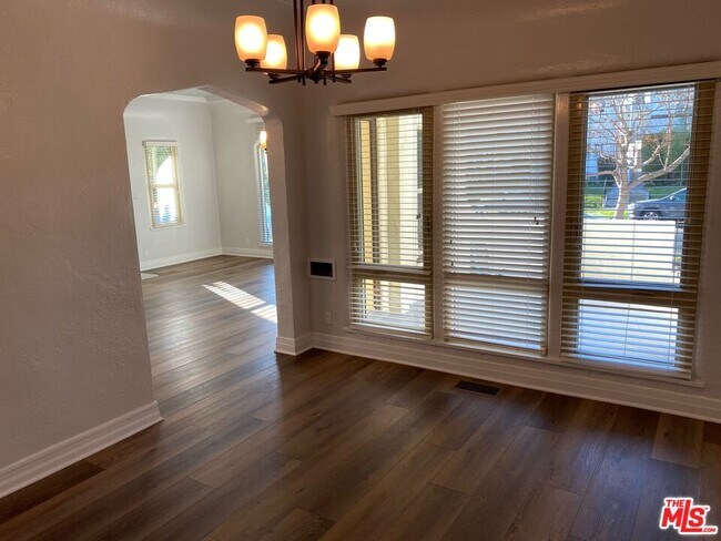Foto del edificio - 1110 Meadowbrook Ave