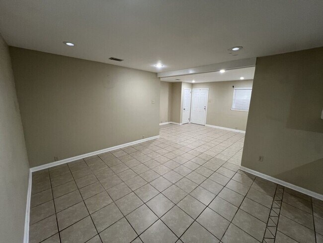 Building Photo - 3280 Crestaire Dr