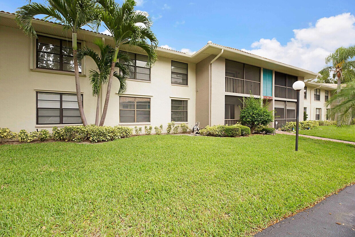 9845 Pineapple Tree Dr Unit 207, Boynton Beach, FL 33436 Condo for
