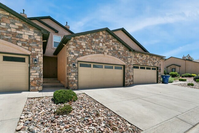 Foto del edificio - 3 Bed 4 Bath Townhome with a Fully Finishe...