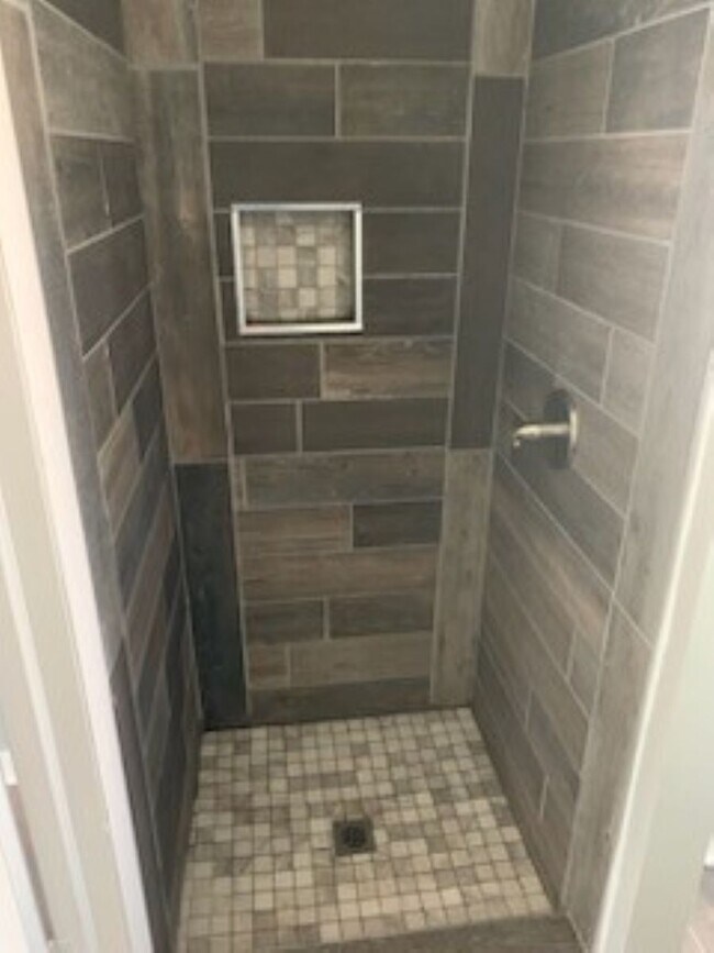 SHOWER - 4281 Saint Francis Dr