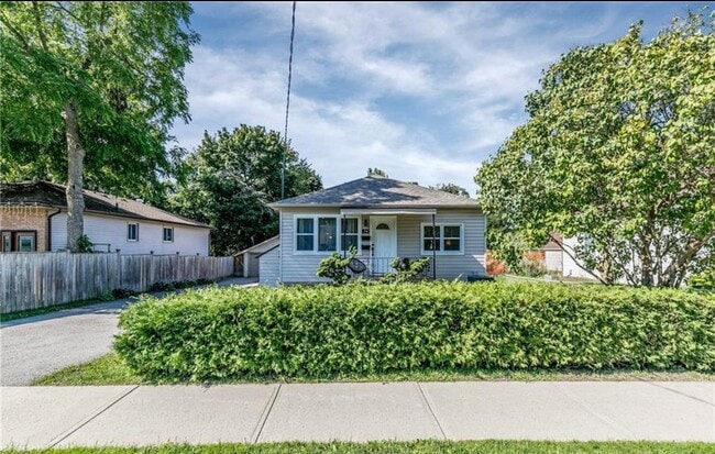 Building Photo - Main level-74 Peel St Barrie Ontario L4M 3L4