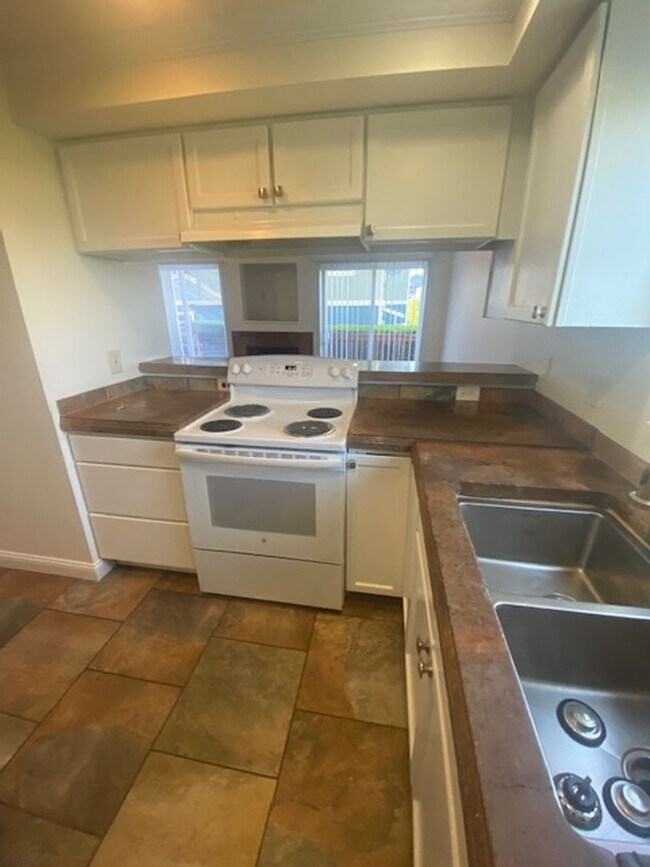 Foto del edificio - 2 Bed 1.5 Bath Corner Unit Townhome