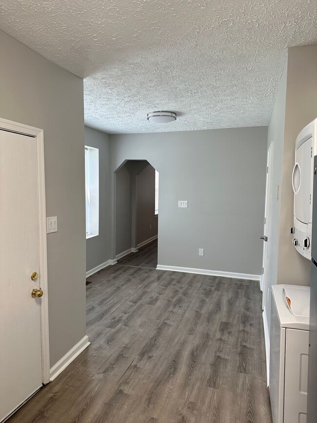 Foto del edificio - Adorable 2 bedroom, 1 1/2 bath duplex with...