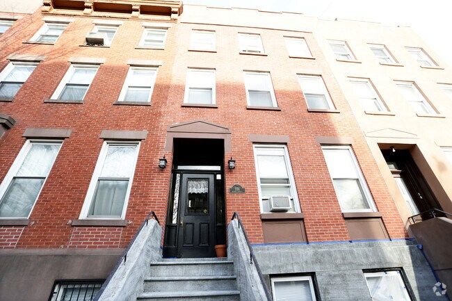 Building Photo - 556 Henry St