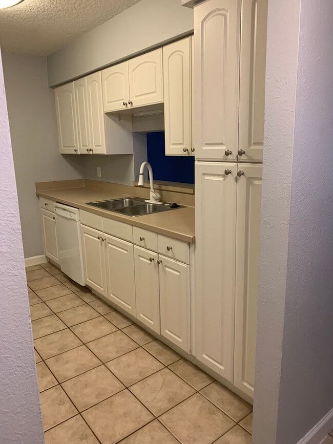 Building Photo - Nice Condo in the heart of Orange Park