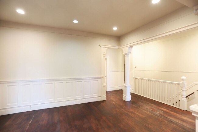 Building Photo - Top Floor 2BR/1BA in South of Market, Priv...