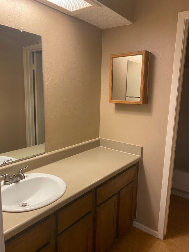 Foto del edificio - Spacious 2 Bed, 1.5 Bath Townhome – Prime Location off Airline & Holly