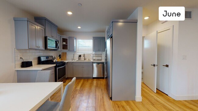 Building Photo - 1233 1/2 West 39th Pl