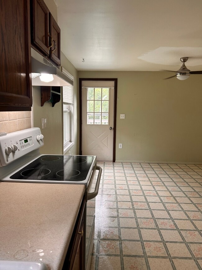 Building Photo - 47 Lakeland Dr