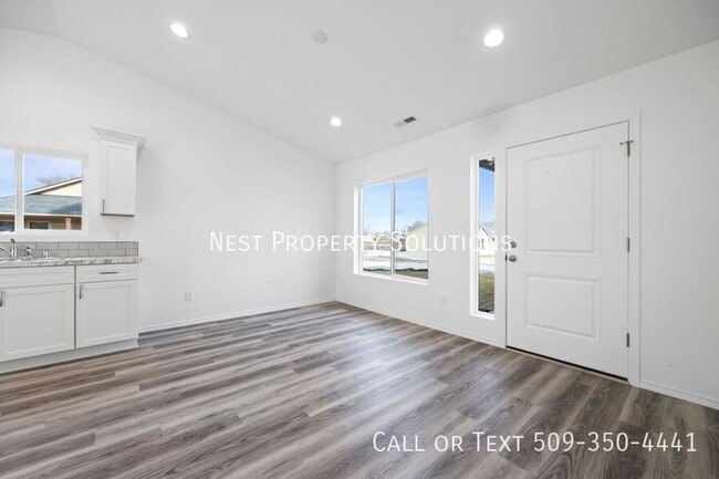 Building Photo - 928 W Pine Dr