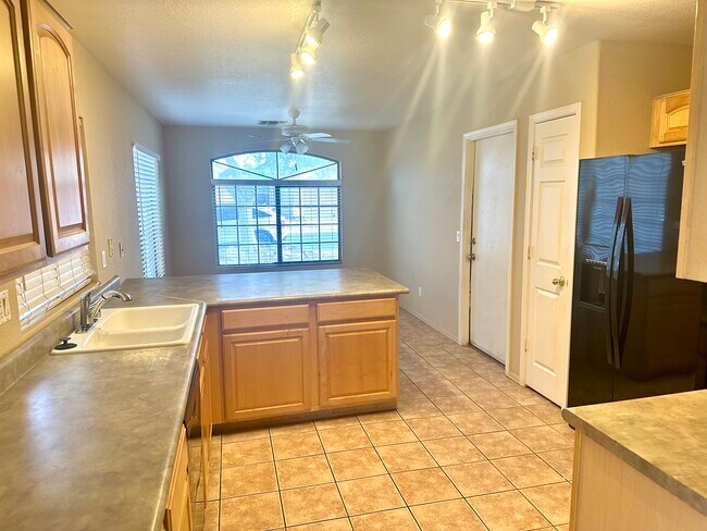 Building Photo - 12934 W Hearn Rd