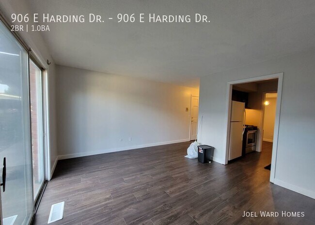 Building Photo - Renovated 2 Bedroom Apartment Conveniently...