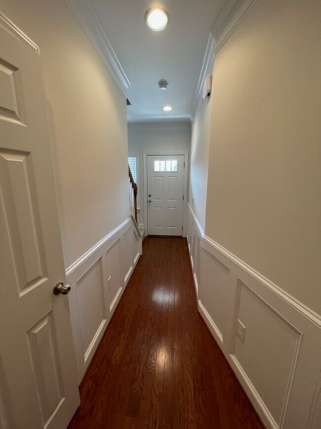 Building Photo - Townhouse / Burlington