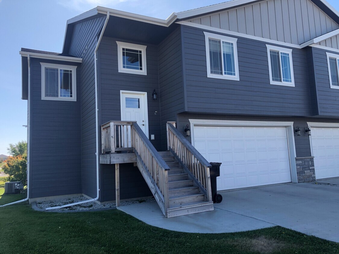 Building Photo - Townhouse for rent in Dickinson