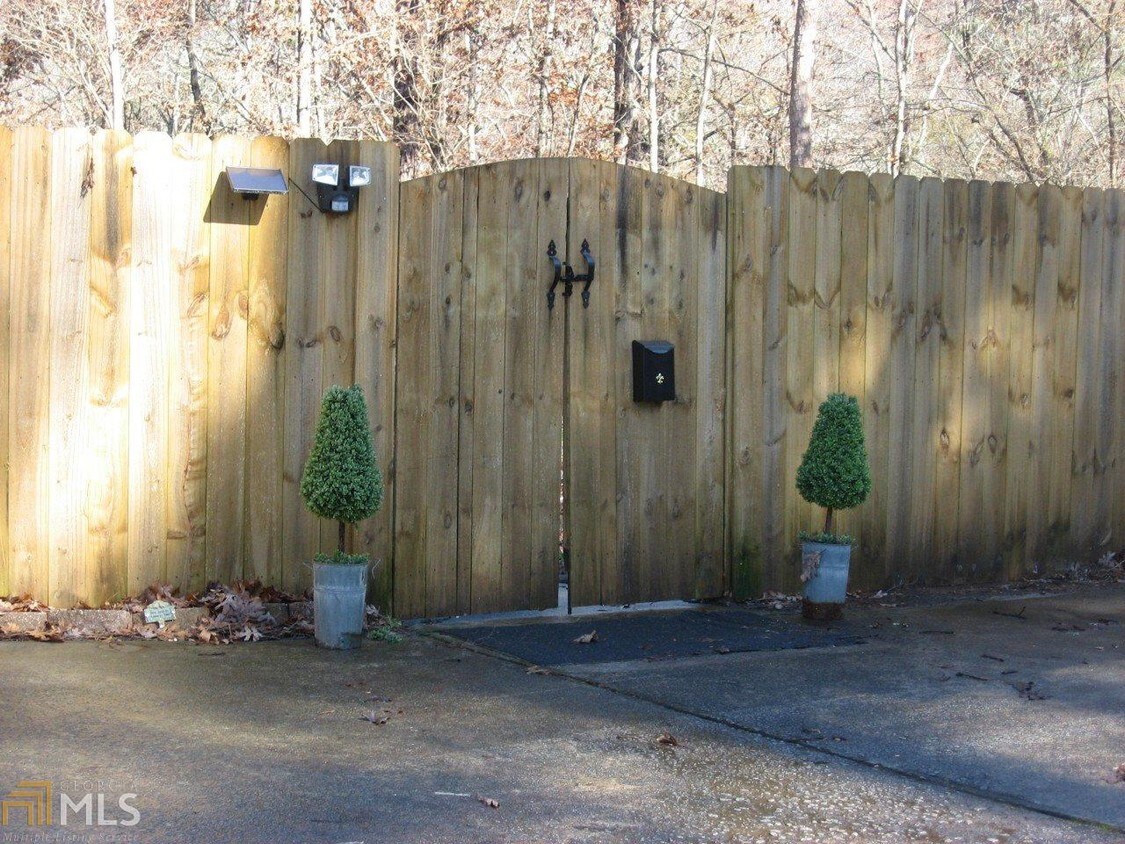 Primary Photo - 2692 Cliffview Dr SW