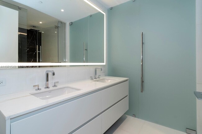 Foto del edificio - 300 Biscayne Boulevard Way